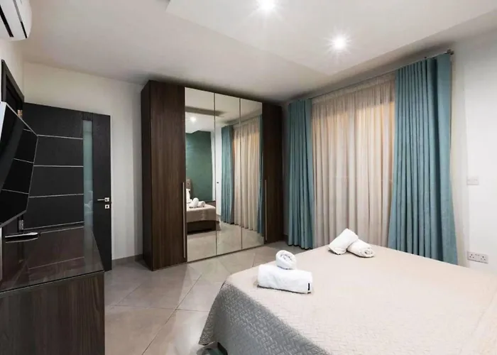 Luxury In Close To Sliema 3 Br Sleep 8 Appartement